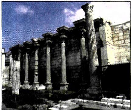 Η Βιβλιοθήκη τον Αδριανού στην Αθήνα. Ο αυτοκράτορας Αδριανός (117-138μ.Χ.) φρόντισε ιδιαίτερα για την πολιτιστική ανάπτυξη των επαρχιών του Ρωμαϊκού κράτους. Πολλά κοινωφελή έργα κατασκευάστηκαν στην Αθήνα και σε άλλες ελληνικές πόλεις από τον ίδιο.  