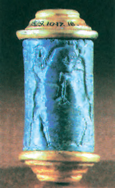 Σφραγιδοκύλινδρος* από λάπις λάζουλι* της Ακκαδικής περιόδου. Φέρει παράσταση αγώνα ενός ήρωα με ζώα. (Λονδίνο, Βρετανικό Μουσείο)