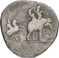 Αργυρό δεκάδραχμο που κόπηκε σε ανάμνηση της νίκης στον Υδάσπη ποταμό. Εικονίζεται ο Αλέξανδρος έφιππος ενώ επιτίθεται στον Πώρο που είναι πάνω σε ελέφαντα. (Λονδίνο, Βρετανικό Μουσείο)