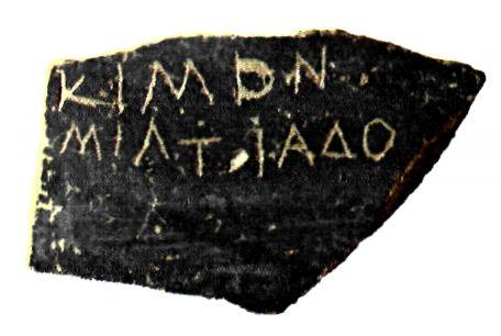 Όστρακο με χαραγμένο το όνομα τον Κίμωνα. Τον πολίτη εκείνο του οποίου το όνομα ήταν χαραγμένο στα περισσότερα όστρακα, τον εξόριζαν για δέκα χρόνια από την πόλη. Το μέτρο του οστρακισμού θεσπίστηκε για την αντιμετώπιση της επιβολής τυραννικού καθεστώτος. (Αθήνα, Μουσείο Αρχαίας Αγοράς)