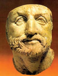 Πορτρέτο του Φιλίππου Β' από ελεφαντοστό. Αποτελούσε ένθετη διακόσμηση ενός μεγαλύτερου αντικειμένου. Βρέθηκε στο βασιλικό τάφο της Βεργίνας που αποκάλυψε ο καθηγητής Μ. Ανδρόνικος. Εντύπωση προκαλεί η προσπάθεια τον καλλιτέχνη να αποδώσει τα ιδιαίτερα χαρακτηριστικά τον βασιλιά. Χρονολογείται στο τρίτο τέταρτο του 4ου αι. π.Χ. (Θεσσαλονίκη, Αρχαιολογικό Μουσείο)