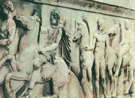 «Τμήμα της παράστασης της πομπής των Παναθηναίων από τη ζωφόρο* τον Παρθενώνα. Η ζωφόρος είχε μήκος 160 μ. και περιελάμβανε360 ανθρώπινες μορφές και μεγάλο αριθμό μορφών ζώων (447-432 π.Χ.).