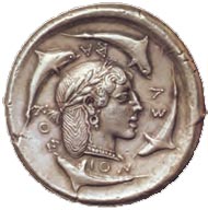 Δεκάδραχμο των Συρακουσών, γνωστό και ως Δημαρέτειο - από τη Δημαρέτη, σύζυγο του Γέλωνος. Κυκλοφόρησε μετά τη μάχη στην Ιμέρα. (Βερολίνο, Αρχαιολ. Μουσείο) 