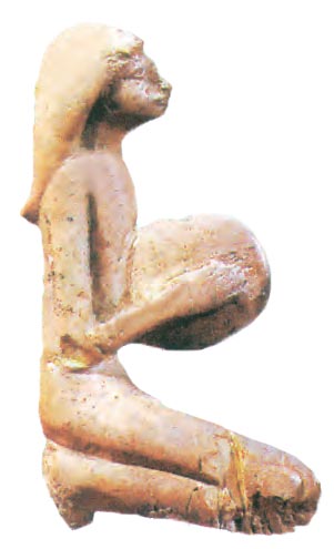 Ειδώλιο* γονατισμένης γυναίκας που κρατάει κύμβαλα*. Είναι κατασκευασμένο από φίλντισι, και προέρχεται από την Ουγκαρίτ.