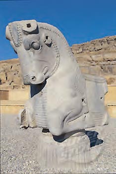 Κιονόκρανο με τη μορφή ταύρου από το ανάκτορο της Περσέπολης (5ος αι. π.Χ.).