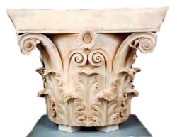 Κορινθιακό κιονόκρανο της θόλου της Επιδαύρου (360-320 π.Χ.). Είναι φανερή η τάση για πλούσια διακόσμηση των αρχιτεκτονικών μελών. (Επίδαυρος, Αρχαιολογικό Μουσείο)