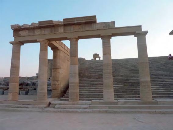 Μεγάλη στοά στην είσοδο της ακρόπολης της Λίνδου (αρχές τον 2ον αι. π.Χ.).