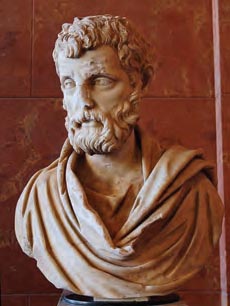 Προτομή του Ηρώδη του Αττικού (μέσα 2ου αι. μ.Χ.), εκπροσώπου της Δεύτερης Σοφιστικής και ευεργέτη της Αθήνας. Συνέβαλε στην οικοδόμηση πολλών και λαμπρών έργων, όπως ήταν το Ωδείο, το Παναθηναϊκό στάδιο κ.ά. (Αθήνα, Εθνικό Αρχαιολογικό Μουσείο)