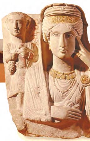 Αναθηματικό ανάγλυφο που απεικονίζει τη Ζηνοβία και μία υπηρέτριά της. Στην εποχή της το βασίλειο της Παλμύρας έφτασε  σε μεγάλη ακμή. (Δαμασκός, Εθνικό Μουσείο)