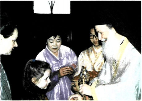 Νύχτα του Πάσχα στη Σεούλ, Ν. Κορέα Ο ιεραπόστολος Σεβ. Μητροπολίτης κ. Σωτήριος ευλογεί τους πιστούς.