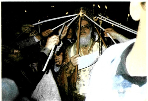  Δεύτε λάβετε φως, νύχτα του Πάσχα, Αλβανία. Ο Μακ. Αρχιεπίσκοπος Αλβανίας κ. Αναστάσιος και πιστοί