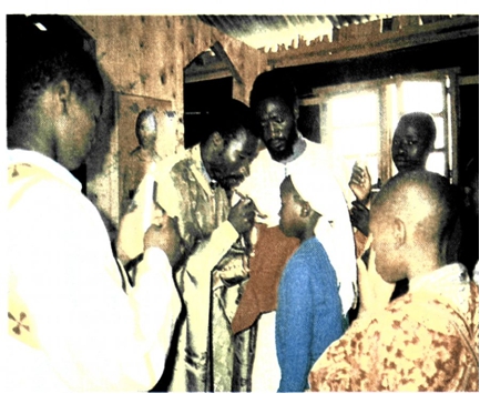 Η ιερή στιγμή της Θείας Μετάληψης Ναός Ευαγγελισμού της Θεοτόκου, Σαγάνα Κένυας. 