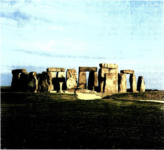 Η θρησκεία συνοδεύει τον άνθρωπο από την αυγή της ιστορίας του: το μεγαλιθικό μνημείο του Στόουνχετζ, που υπήρξε, κατά πάσα πιθανότητα ναός του ήλιου.