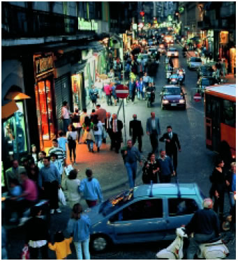 Εικόνα 2.21: Οι άνθρωποι συρρέουν στις πόλεις.