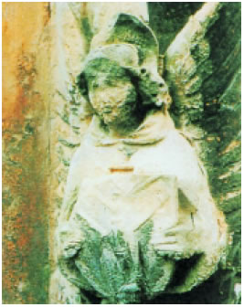 Εικόνα 2.41: Η όξινη βροχή προκαλεί γυψοποίηση των μαρμάρινων αρχιτεκτονικών μνημείων.