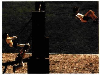 Εικ. 1.7 Τα παιδιά, από πολύ μικρή ηλικία, μαθαίνουν ότι οι κινήσεις που κάνουν με τα πόδια τους όταν κάνουν κούνια πρέπει να έχουν μια συγκεκριμένη συχνότητα. Τότε επιτυγχάνεται συντονισμός και το πλάτος της αιώρησης γίνεται μέγιστο.