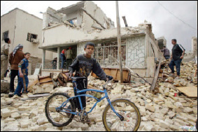 Πόλεμος στο Ιράκ: κατάκτηση της χώρας και των πλουτοπαραγωγικών πηγών ή απελευθέρωση του Ιρακινού λαού; (Φωτογραφικό Αρχείο Αθηναϊκού Πρακτορείου Ειδήσεων).