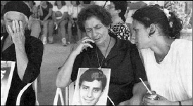 Μάνες αγνοούμενων Ελλήνων και Ελληνοκυπρίων από την τουρκική εισβολή στην Κύπρο το 1974 (Ιστορία του νέου Ελληνισμού, 1770-2000, τόμος 10ος, τεύχος 4ο, εκδ. Ελληνικά Γράμματα).