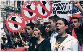 Διαδήλωση κατά του πολέμου στο Ιράκ (Ιστορία του νέου Ελληνισμού: 1770-2000, τόμος 10ος, τεύχος 3ο, εκδ. Ελληνικά Γράμματα).