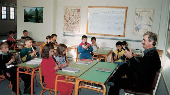 Εικ.10.17 Μουσικό εργαστήρι στον Παρακάλα-μο Ιωαννίνων (Φωτογραφικό Αρχείο του προγράμματος ΕΠΕΑΕΚ ΙΙ, «Ένταξη των Τσιγγανο-παίδων στο Σχολείο», Πανεπιστήμιο Ιωαννίνων).