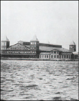 Νήσος Ellis, Νέα Υόρκη: κέντρο υποδοχής και «διαλογής» μεταναστών (Α. Novotny, Strangers at the door, Bantam Pathfinder, 1971).