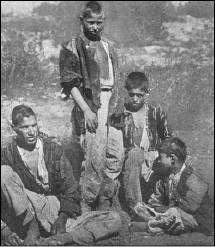 Παιδιά σε προσφυγικό καταυλισμό της Καισαριανής το 1925. Φωτογραφία της Νέλλης (φωτογραφικό αρχείο Μουσείου Μπενάκη).