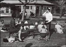 Παράδειγμα θεσμικού ρατσισμού (το απαρτχάιντ στη Νότια Αφρική, 1948-1991): τα παγκάκια προορίζονταν για λευκούς (R. T. Schaefer, Racial and ethnic groups, Little, Brown and Company, Boston, 1979).