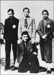  Το αστέρι μετατρέπεται από τους ναζιστές σε σύμβολο διάκρισης και εξόντωσης (φωτογραφικό αρχείο Εβραικού Μουσείου Ελλάδας).