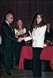 Εικ.3.11 Επιβράβευση μαθητών: μορφή τυπικού κοινωνικού ελέγχου (Φωτογραφικό Αρχείο Μουσικού Σχολείου Κέρκυρας)