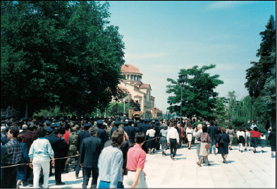 Το προσκύνημα στον Άγιο Αχίλλειο Λάρισας: το θρησκευτικό συναίσθημα διαπερνά ανθρώπους διαφορετικών τάξεων, επαγγελμάτων και ηλικιών (φωτογραφικό αρχείο Ε. Κουμάνταρη).