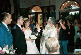  Ελληνικοί γάμοι, 1880 και 2005 (Αθήνα 1839-1900: Φωτογραφικές μαρτυρίες, εκδ. Μουσείου Μπενάκη, 2003 Φωτογραφικό αρχείο Ν. Πετρόπουλου).