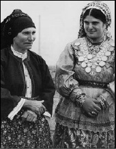 Στην Κάρπαθο το συμβολικό κεφάλαιο (χρυσαφικά), όπως και το οικονομικό, κληροδοτείται από τους πρωτότοκους ανιόντες στους πρωτότοκους κατιόντες (Κ. Μπαλάφας, Τα νησιά, εκδ. Ποταμός, 2004).