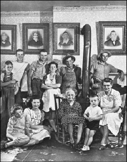 H.n.A:(E. Steichen, The family of man, 1955).