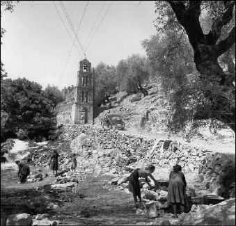 Μπουγάδα στο ποτάμι: αποκλειστική απασχόληση των γυναικών κατά το παρελθόν (R.A. McCabe, Ελλάδα: τα χρόνια της αθωότητας, εκδ. Πατάκη, 2004).