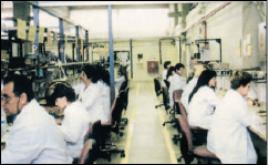 Εικ.6.5b Παραγωγική μονάδα υψηλής τεχνολογίας, ΜΑΡΑΚ Ηλεκτρονική, Αλεξανδρούπολη (Ενημερωτική έκδοση, Υπουργείο Ανάπτυξης, Γενική Γραμματεία Έρευνας και Τεχνολογίας, τεύχος 7, Μάρτιος 2005).