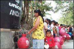 Εικ.6.8 Ανισότητα στα βασικά αγαθά: διανομή νερού (Φωτογραφικό Αρχείο της UNICEF/HQ000048/Jim Holmes).