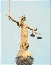 Το άγαλμα της δικαιοσύνης τοποθετημένο στο θόλο του Ποινικού Δικαστηρίου του Λονδίνου: στο ένα χέρι κρατά τη ζυγαριά, που συμβολίζει την ενοχή ή την αθωότητα, και στο άλλο το σπαθί, που συμβολίζει την τιμωρία του ενόχου (Εγκυκλοπαίδεια Grand Larousse, Ενότητα I: Άνθρωπος-Κοινωνία, Ελληνικά Γράμματα, 2001).