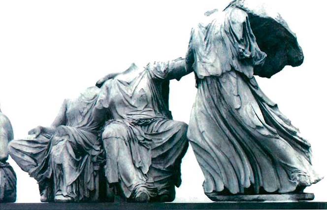 Από το ανατολικό αέτωμα του Παρθενώνα. Η Δήμητρα και η Περσεφόνη (αριστερά) και η Άρτεμη (Ίρις ή Ήβη;), (δεξιά)