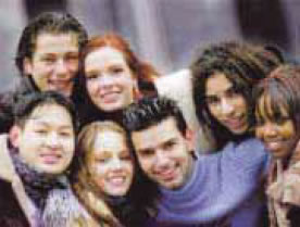 φωτ.2.2 Παρέα νέων.