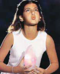 φωτ. 4.9 Η φλόγα των Ολυμπιακών Αγώνων στην Αθήνα, έσβησε το 2004 από ένα παιδί των παιδικών χωριών SOS.