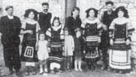 φωτ.4.7. Διευρυμένη οικογένεια στον Έβρο τη δεκαετία του ’50, σύγχρονη πυρηνική και μονογονεϊκή οικογένεια.