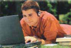 φωτ. 5.7 Η τηλεόραση και το διαδίκτυο αποτελούν σημαντικούς φορείς κοινωνικοποίησης των σύγχρονων νέων και πηγές γνώσης.