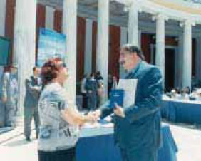 φωτ. 5.9 Βράβευση διευθυντή Λυκείου από την Yπουργό Παιδείας για τη συμμετοχή του σχολείου σε διαγωνισμό της Ε.Ε.