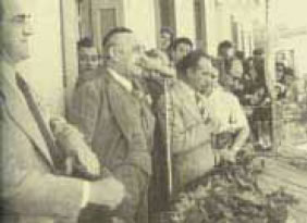 φωτ. 9.5 Πολιτικός λόγος από το μπαλκόνι.