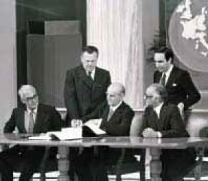 φωτ. 13 .4. Η υπογραφή της Συνθήκης ένταξης της Ελλάδας στην Ε.Ο.Κ (1979)