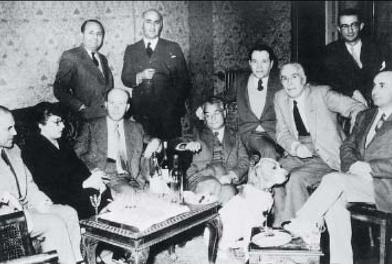 Διακρίνονται από αριστερά όρθιοι οι: Στ. Ξεφλούδας, Γ. Θεοτοκάς, Γ. Χατζίνης, Ά. Τερζάκης και καθιστοί: Μ. Στασινόπουλος, Ελ. Ουράνη, Π. Χάρης, Κ. Ουράνης, ∆. Αθανασιάδης (Ιστορία του Ελληνικού Έθνους)