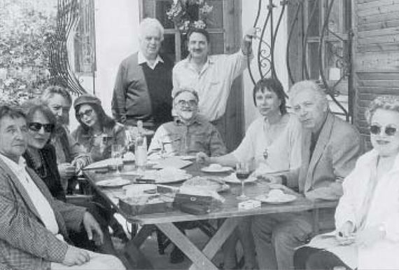 Φωτογραφία παρέας ποιητών της γενιάς (άνοιξη 2001, στο σπίτι του Γεράσιμου Λυκιαρδόπουλου) (Ανθολογία Σοκόλη).