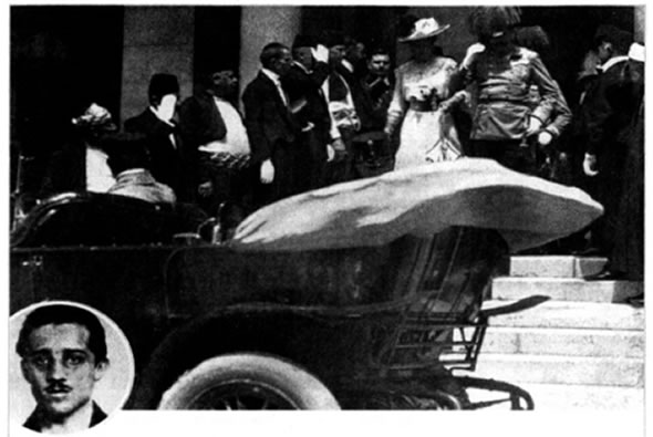 Ο διάδοχος της Αυστρίας Φραγκίσκος Φερδινάνδος και η σύζυγος του Σοφία στο Σαράγεβο (28 Ιουνίου 1914), λίγο πριν από τη δολοφονία τους. Στην ένθετη φωτογραφία ο Σέρβος φοιτητής Γκαβρίλο Πρίντσιπ, μέλος μυστικής οργάνωσης, που τους δολοφόνησε.