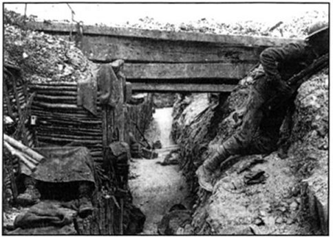 Φωτογραφίες χαρακωμάτων από το δυτικό μέτωπο. Τα χαρακώματα αποτέλεσαν σύστημα αμυντικών οχυρώσεων, το οποίο προσέδωσε μια στατική μορφή στις πολεμικές επιχειρήσεις, συντελώντας στην παράταση του πολέμου, στην αίσθηση της ματαιότητας της πολεμικής προσπάθειας και σε σκληρή δοκιμασία της ψυχικής ισορροπίας των στρατιωτών.