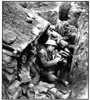 Φωτογραφίες χαρακωμάτων από το δυτικό μέτωπο. Τα χαρακώματα αποτέλεσαν σύστημα αμυντικών οχυρώσεων, το οποίο προσέδωσε μια στατική μορφή στις πολεμικές επιχειρήσεις, συντελώντας στην παράταση του πολέμου, στην αίσθηση της ματαιότητας της πολεμικής προσπάθειας και σε σκληρή δοκιμασία της ψυχικής ισορροπίας των στρατιωτών.